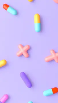 3D-рендер с разноцветными капсулами и таблетками на сиреневом фоне