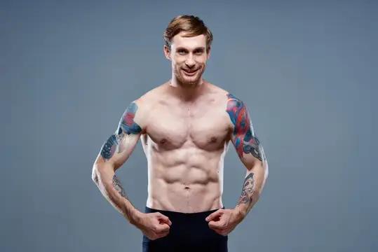 Спортсмен с накачанным торсом, культурист