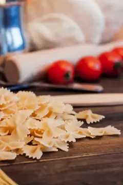 Паста с пармезаном, изысканная итальянская кухня, соус и помидоры черри