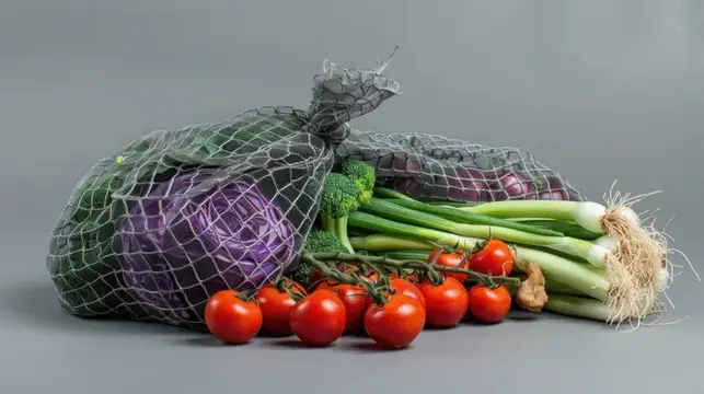 Свежие овощи в сетках и помидоры на сером фоне