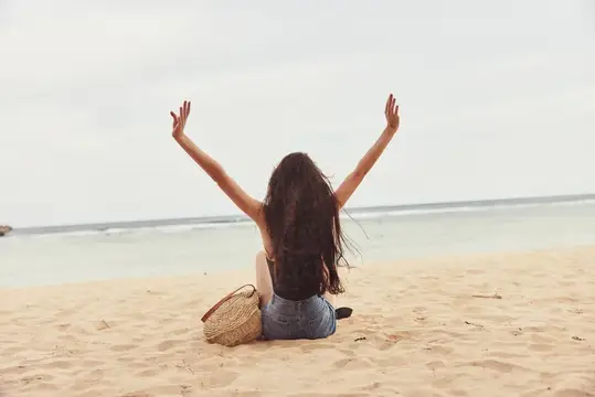 Солнце, женщина, лето, отпуск, свобода, взрослая, улыбка, отпуск, песок, модель, сидит, побережье, молодая девушка, образ жизни, природа, красивая, пляж, беззаботная, путешествие, море