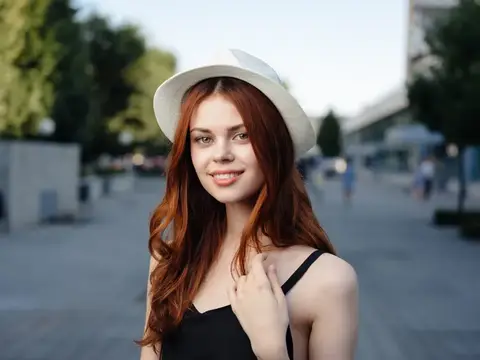 Модная женщина в черном платье идет по улице в парке на природе