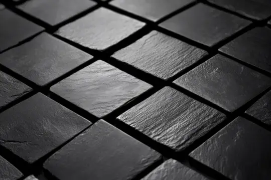 Крупный план темной текстурированной плитки, образующей стильный узор