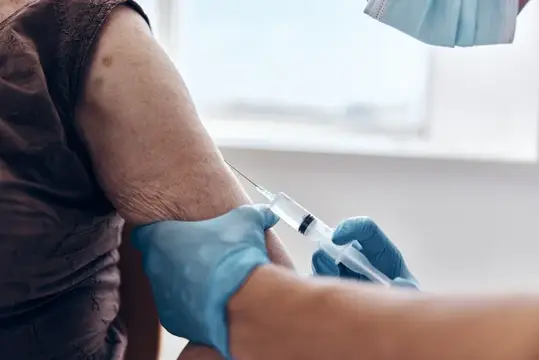 Врач со шприцем, вакцинный паспорт, пандемия коронавируса