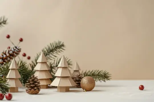 Деревянные ёлочки, шишки и еловые ветки на светлом фоне