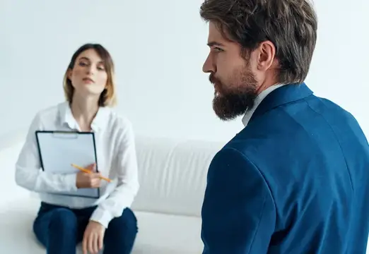 Деловой мужчина и женщина общаются, работа в офисе, партнеры