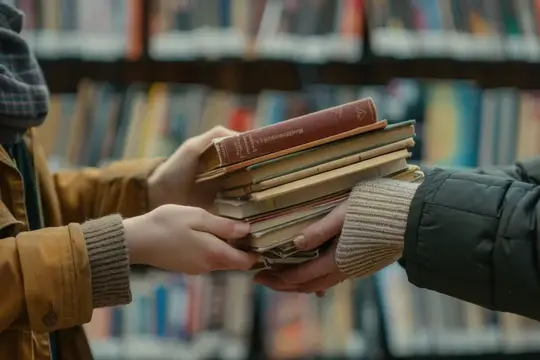 Двое людей передают друг другу стопку старых книг в библиотеке