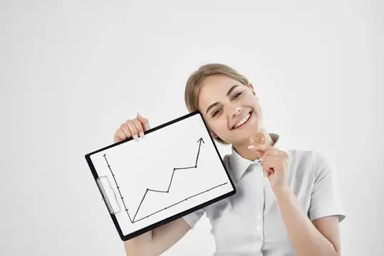 Улыбающаяся девушка показывает график роста на планшете