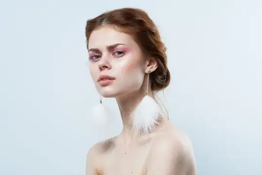 Женщина с обнаженными плечами, украшениями, ярким макияжем, свежесть, обрезанный вид, изолированный фон