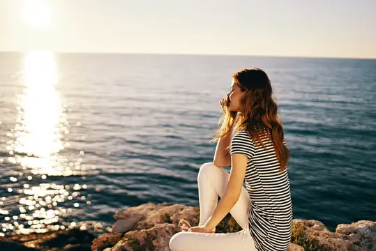Красивая женщина у моря на закате, лето, футболка, небо