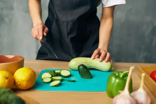 Домохозяйка обедает дома, перед ней вегетарианская еда для диеты