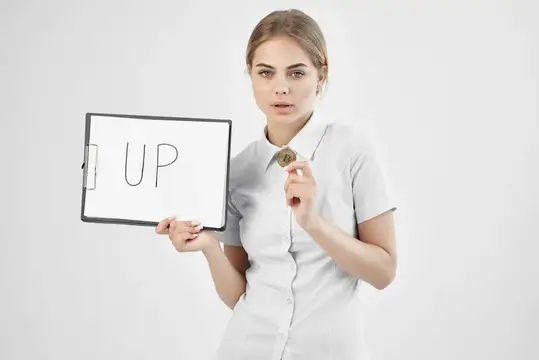 Молодая женщина в белой форме держит планшет с надписью UP