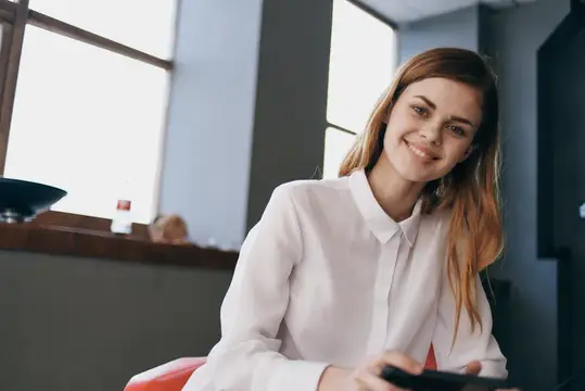 Деловая женщина в белой рубашке работает в офисе