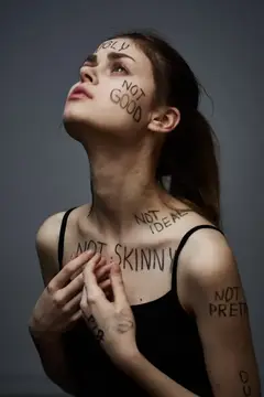 Женщина с надписями на теле, фрустрация, стресс, эмоции, образ жизни, серый фон