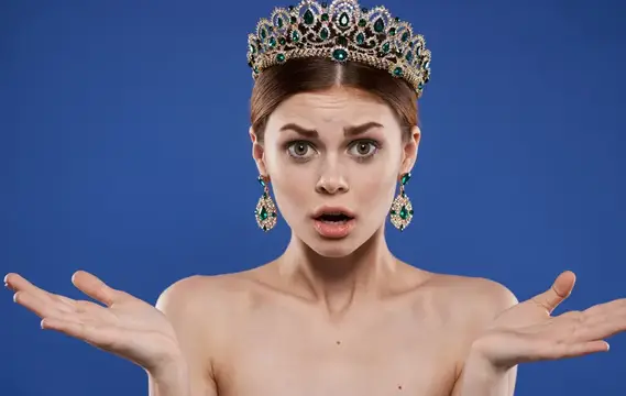 Красивая женщина с диадемой на голове на голубом фоне