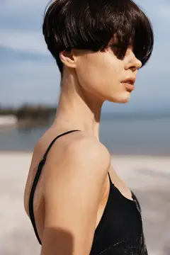 Стрижка боб с челкой у девушки на фоне моря