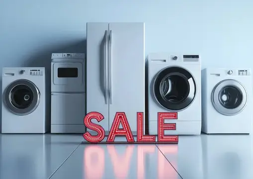 Ряд бытовой техники с красной надписью SALE на полу