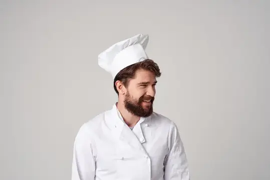 Бородатый мужчина в ресторане, профессиональный жест рукой