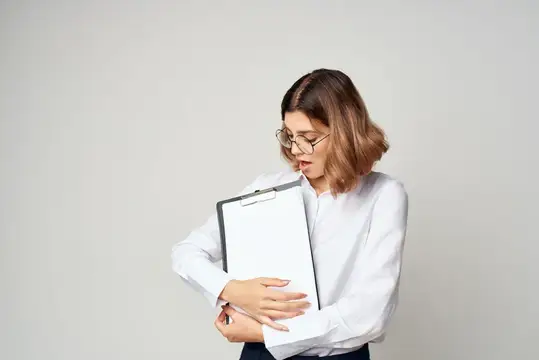 Деловая женщина в белой рубашке работает с документами в качестве менеджера