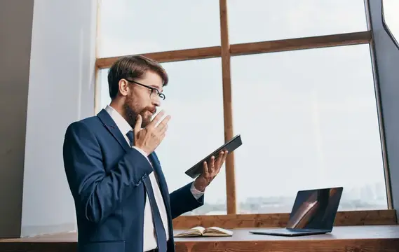 Деловой мужчина в технологичном костюме, работа, интернет, менеджер