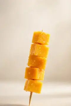 Кубики спелой тыквы на деревянной шпажке