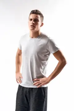 Спортсмен тренируется в спортзале: занимается фитнесом, мотивация к здоровому образу жизни