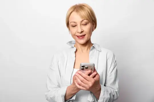Пожилая женщина со смартфоном, общение, переписка, экран