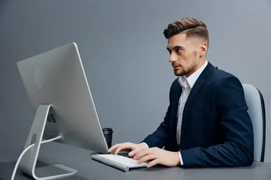 Красивый бизнесмен пьет кофе, уставший от работы с документами на столе