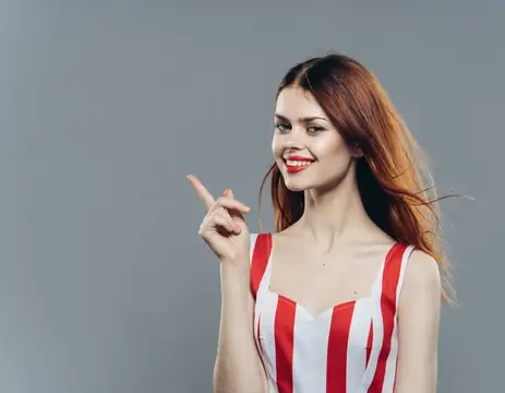 Жемчуг, женщина в полосатом платье, гламурная улыбка, в студии, красные губы