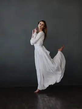 Женщина в роскошном белом платье позирует для модной фотосессии