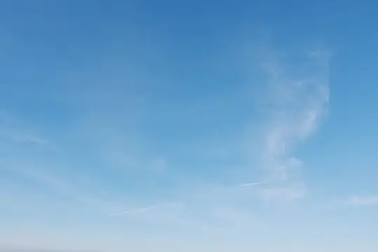 Лёгкие перистые облака в ясном голубом небе
