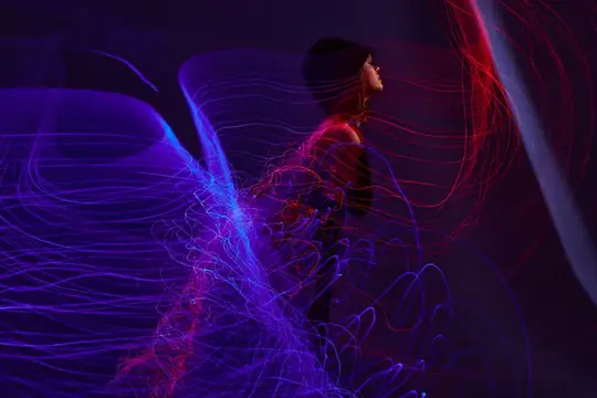 Женский профиль в вихре неоновых световых линий