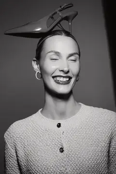 Улыбающаяся женщина с туфлей на голове