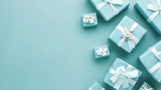 Бирюзовые подарочные коробки с белыми бантами на нежном фоне