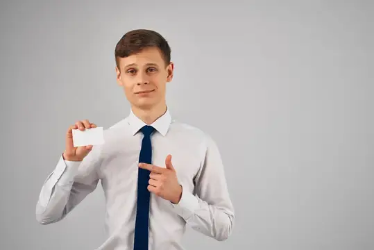 Мужчина в рубашке работает в офисе, менеджер с визитной карточкой