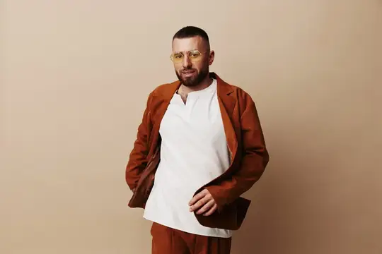 Мужчины: красивое лицо, уверенный, взрослый, студийный портрет, casual, молодой, несчастный, серьёзный, грустный, привлекательный, борода, модель, мода, кавказец, изолированное выражение