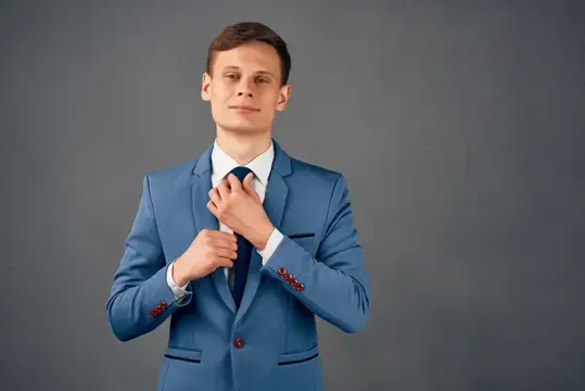 Бизнесмен поправляет костюм, менеджер в офисе на изолированном фоне