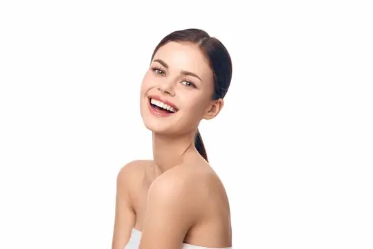 Улыбающаяся женщина с полотенцем на шее на белом фоне