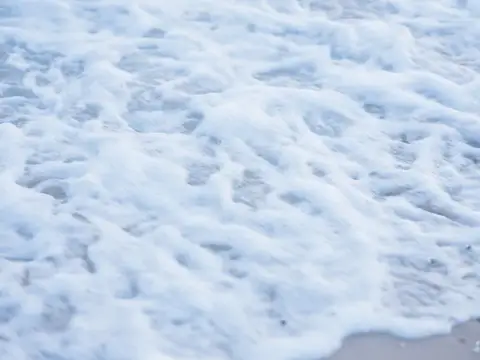 Морская пена на поверхности воды крупным планом
