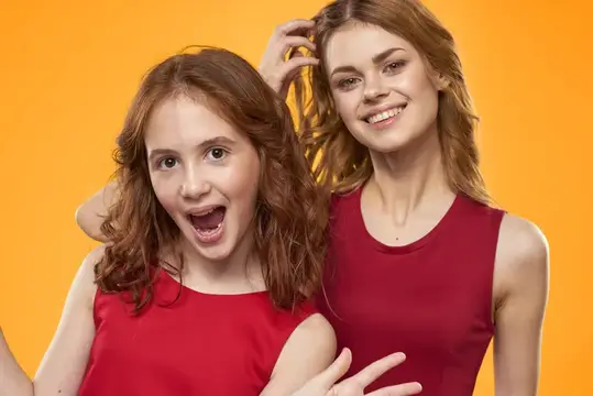 Семейное веселье, дружба, эмоции, образ жизни на жёлтом фоне
