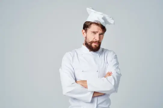 Бородатый мужчина работает в ресторане