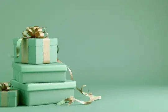 Праздничные зеленые подарочные коробки с золотыми лентами на зеленом фоне, место для текста