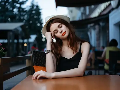 Женщина летом на открытом воздухе в кафе, отдых и общение
