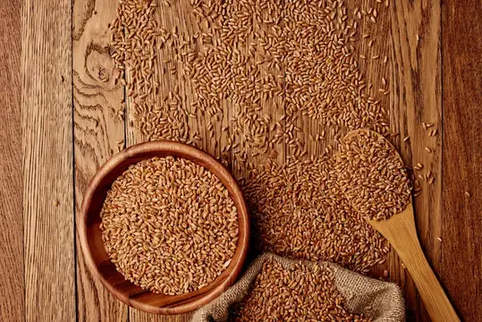 Тарелка с крупами, органическими продуктами и ингредиентами на деревянном столе