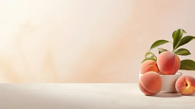 Свежий, полезный и вкусный: сочный фруктовый салат из красных фруктов на деревянном фоне