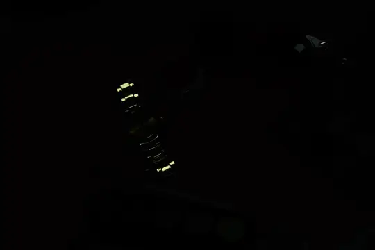 Огни ночного города размыты в темноте