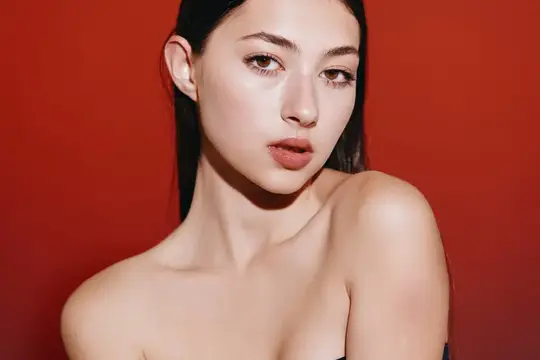 Азиатская девушка с макияжем на красном фоне