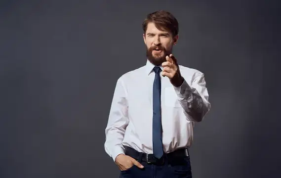 Мужчина в рубашке с галстуком, офис-менеджер, финансы, эмоции, бизнесмен