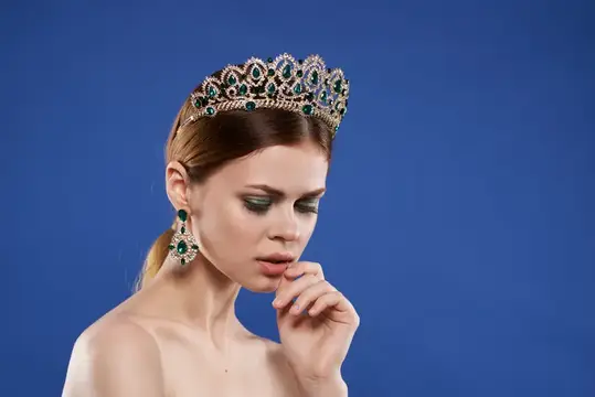 Принцесса с короной на голове, модель, макияж, жесты рук, крупный план, образ жизни