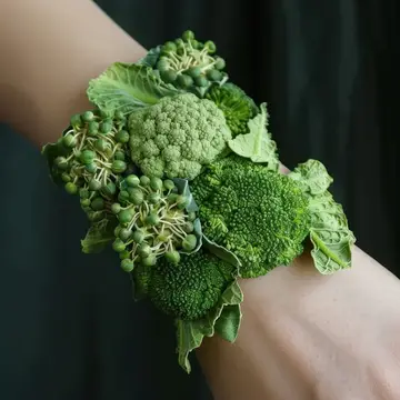 Браслет из брокколи и зелёных овощей на женской руке